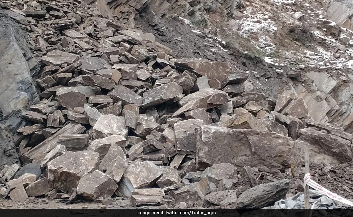 Massive Landslide At Jammu-Srinagar Highway, Hundreds Of Vehicles Stranded