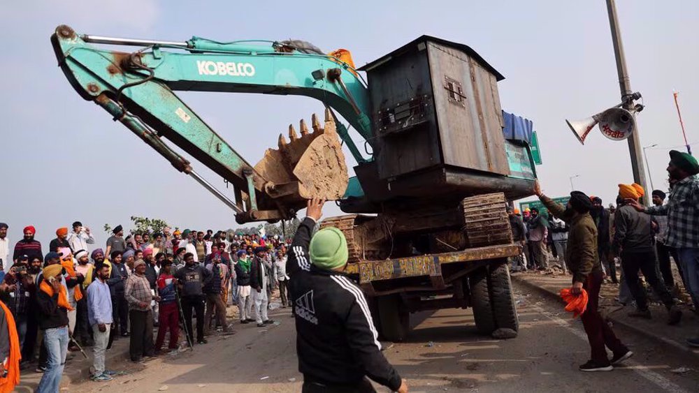 Thousands of Indian farmers resume march to Delhi after talks with government fail