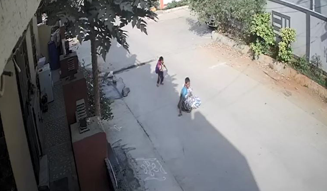 Watch: Chain snatchers strike in Ameenpur