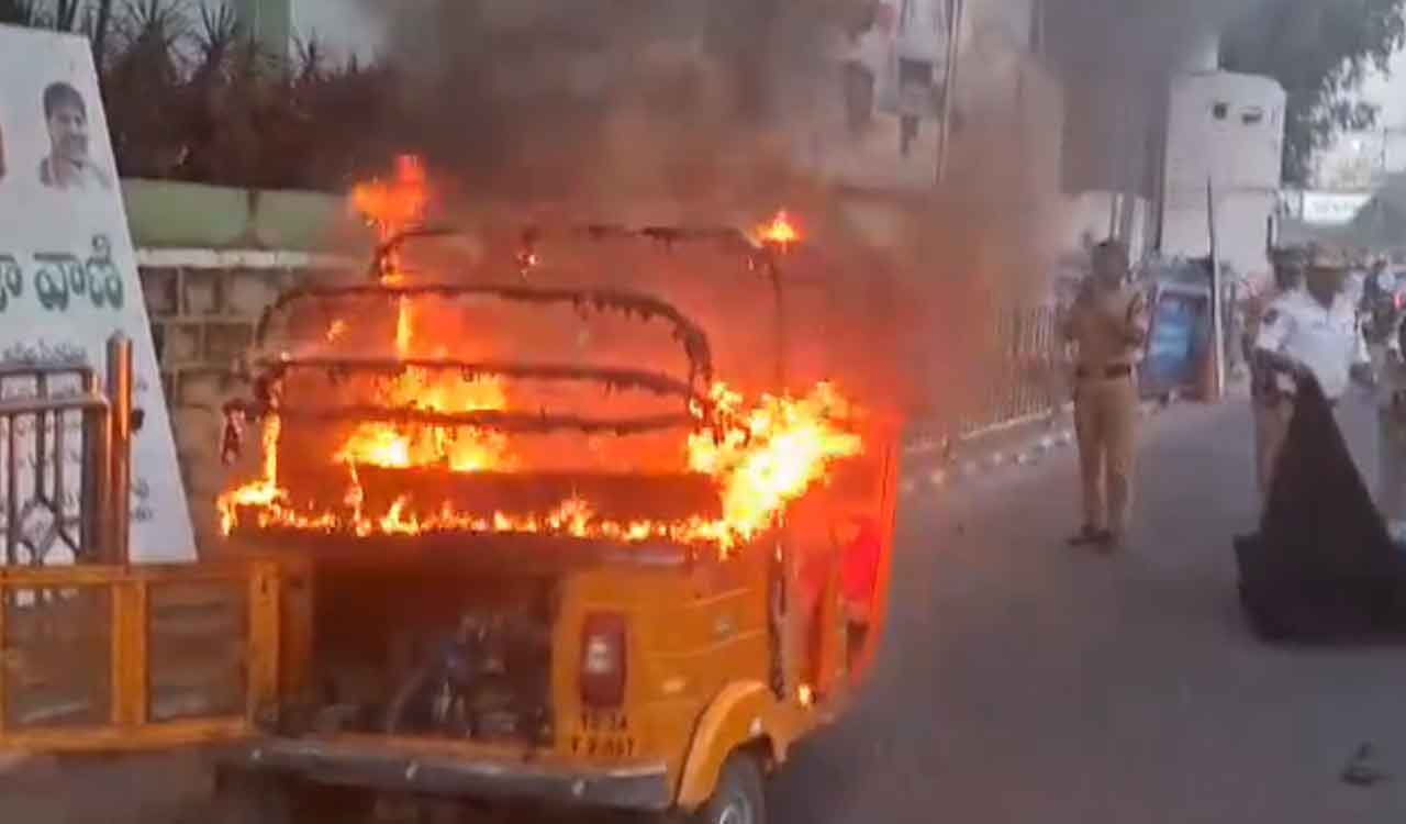 Distressed auto driver sets auto-rickshaw on fire in front of Praja Bhavan