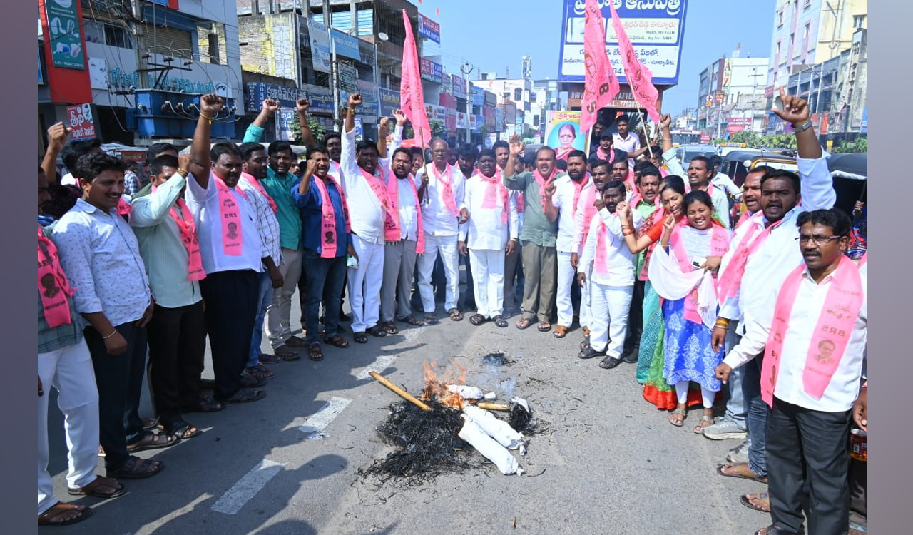 BRS workers burn CM’s effigy at Suryapet