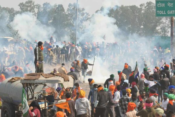 Farmers’ protest: Police use tear gas, traffic jams result on roads, talks with Centre on Friday