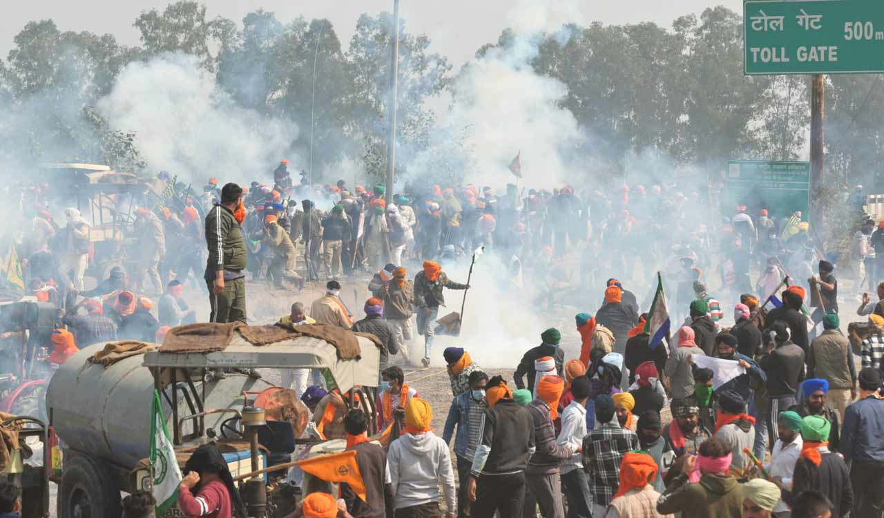 Farmers’ protest: Police use tear gas, traffic jams result on roads, talks with Centre on Friday