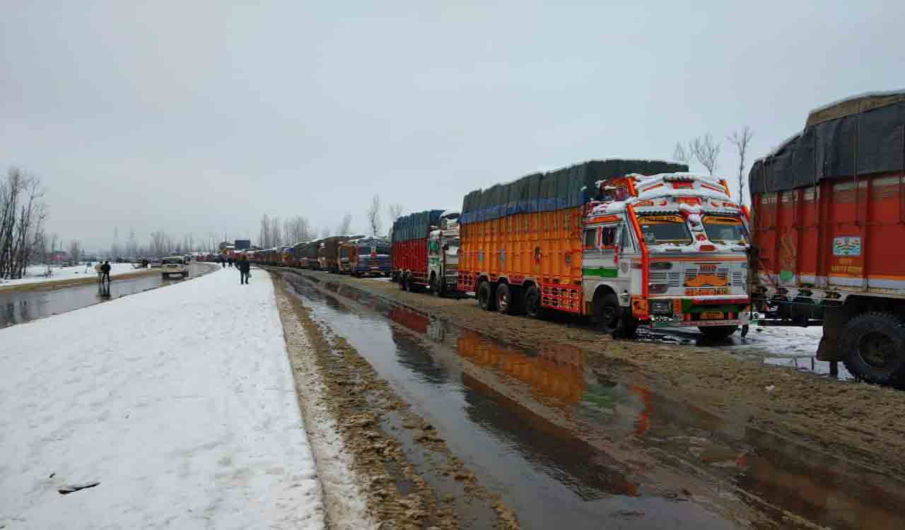 Srinagar-Jammu highway closed for 4th consecutive day