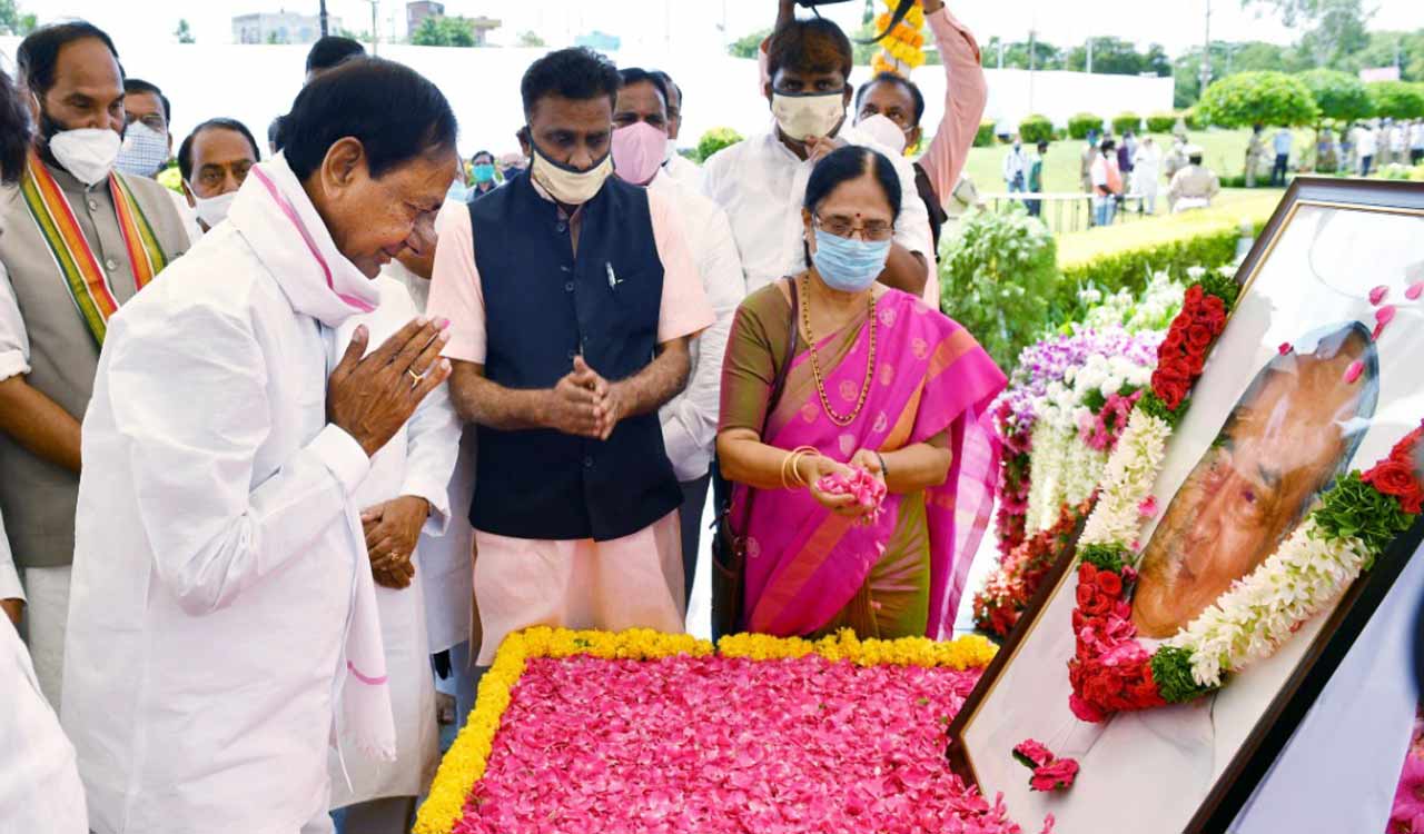 KCR, KTR welcome Bharat Ratna to PV Narasimha Rao