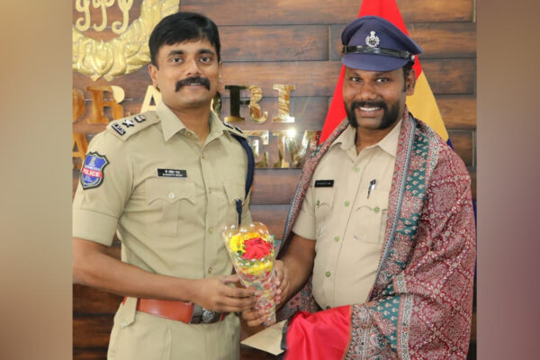 Kothagudem SP honours constable for saving a devotee’s life in Medaram jatara