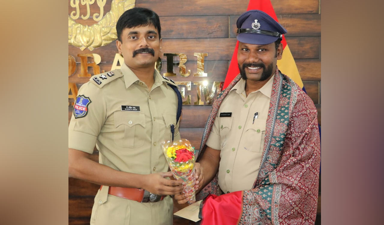 Kothagudem SP honours constable for saving a devotee’s life in Medaram jatara