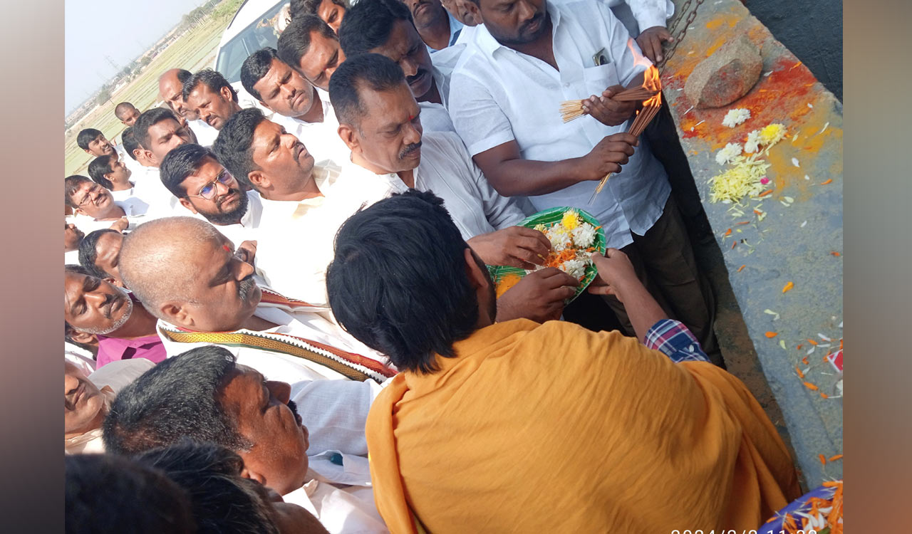 Siddipet: Congress leaders release water from Mallanna Sagar violating protocol