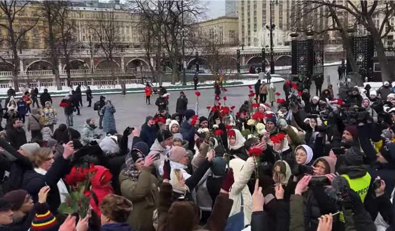 Foreign journalists detained in Moscow amid crackdown on protests held by Russian soldiers’ wives