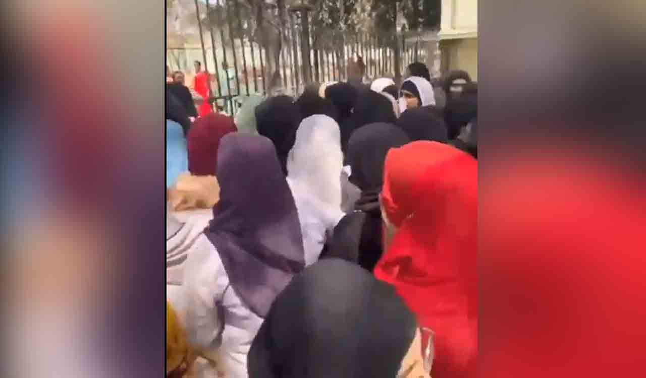 Hyderabad: Students stage protest for denial of permission to offer namaz