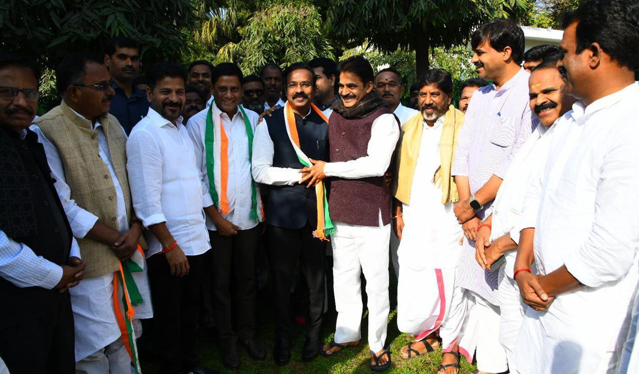 Two BRS leaders, including Peddapalli MP join Congress