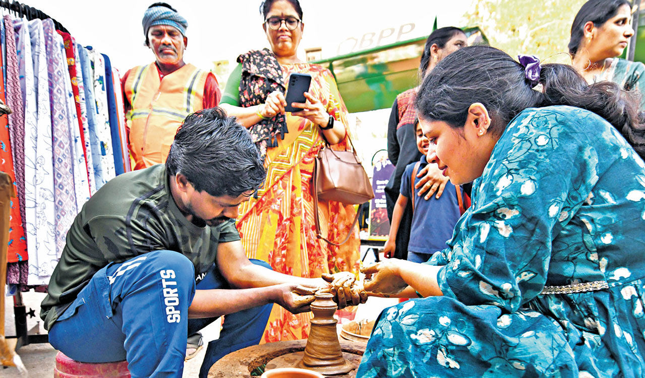 Hyderabad Numaish Exhibition: Interactive Pottery Stall At Rs 100 Only | Hyderabad News Today