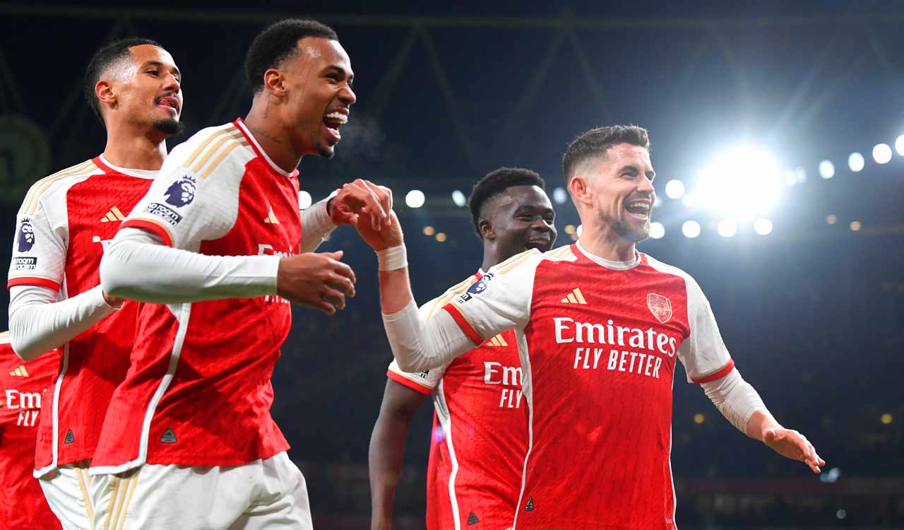 Premier League: Arsenal crushes Newcastle, keeps pace with title rivals