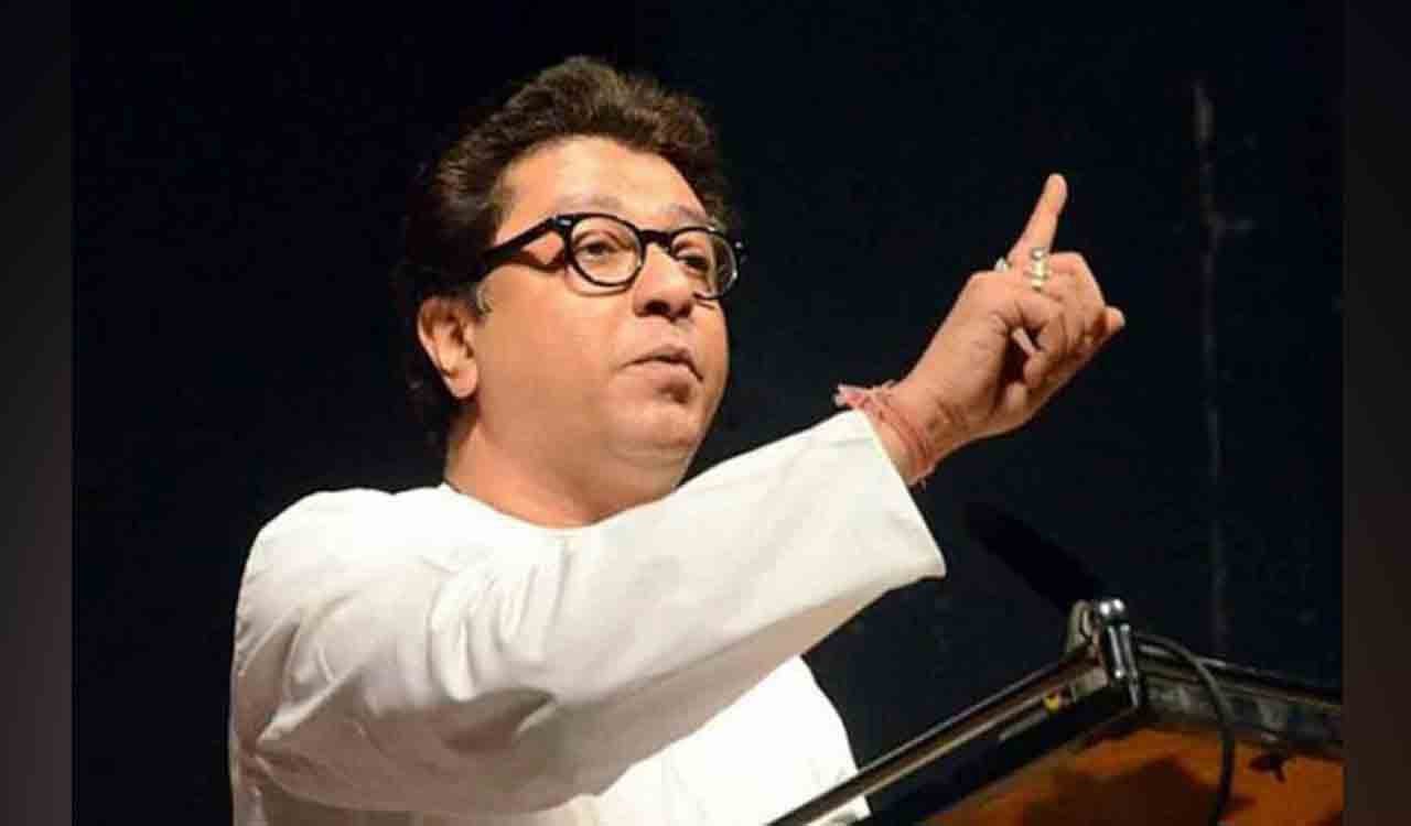 Raj Thackeray rebukes toll booth employees