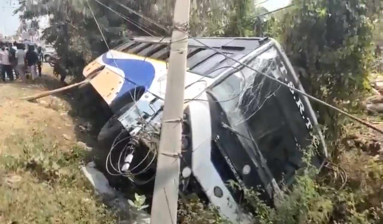 TSRTC bus overturned in Kakinada, no casualties