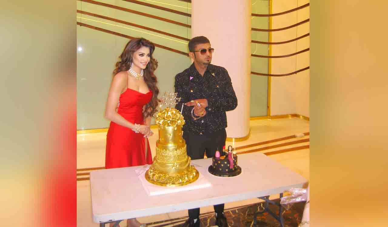 Urvashi cuts 24-carat gold cake gifted by Yo Yo Honey Singh on her b’day