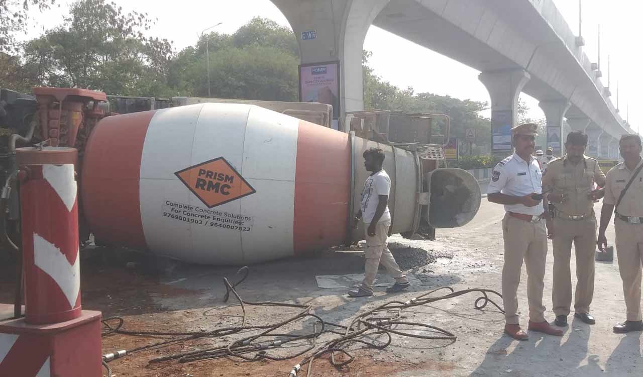 Hyderabad: Concrete mixer truck loses control, crashes into median on Tarnaka-Mettuguda stretch