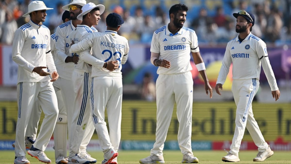 Here's Why Indian Players Are Sporting Black Armbands On Day 3 Of 3rd Test