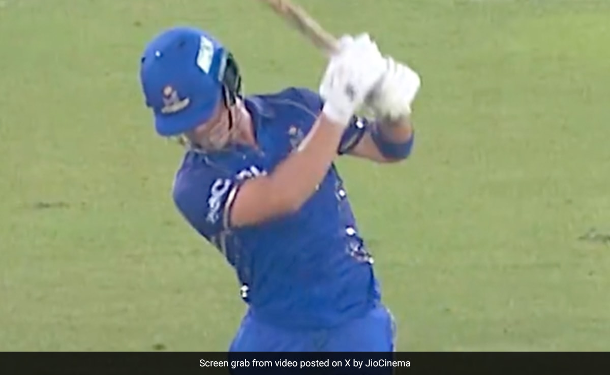 Watch: Mumbai Indians Star Enthralls Crowd With No-Look Six To Bring Up 50