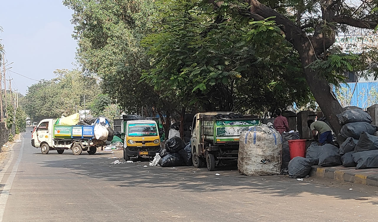 Hyderabad: Lower Tank Bund road turns into dumpyard