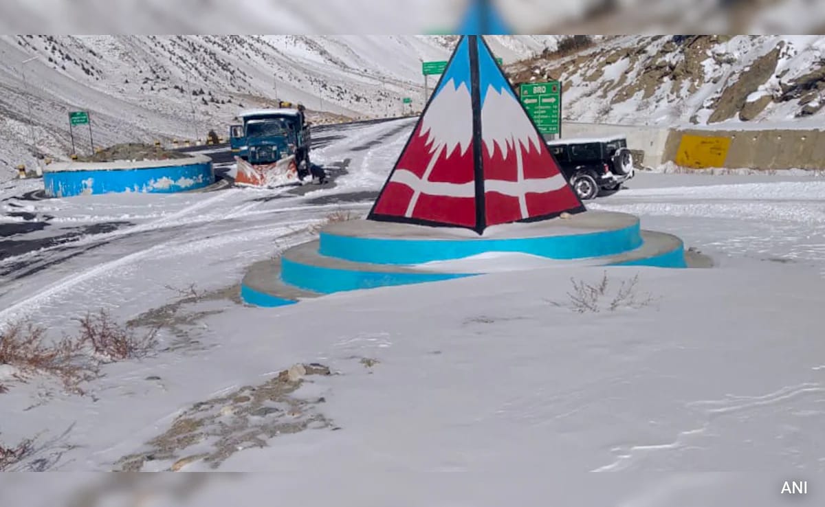 475 Roads Blocked Across Himachal Pradesh Due To Snowfall