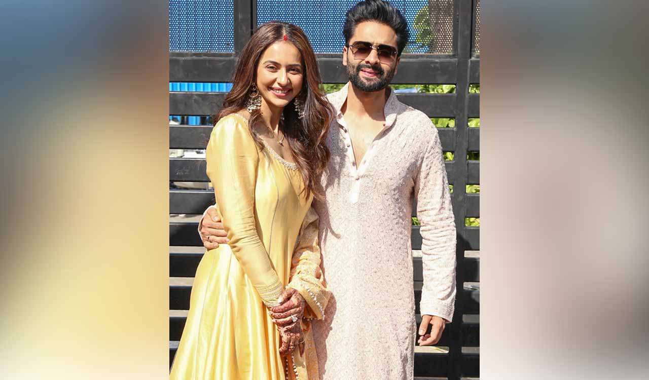 Love is in the air! Newlyweds Rakul Preet Singh, Jackky Bhagnani reach Mumbai