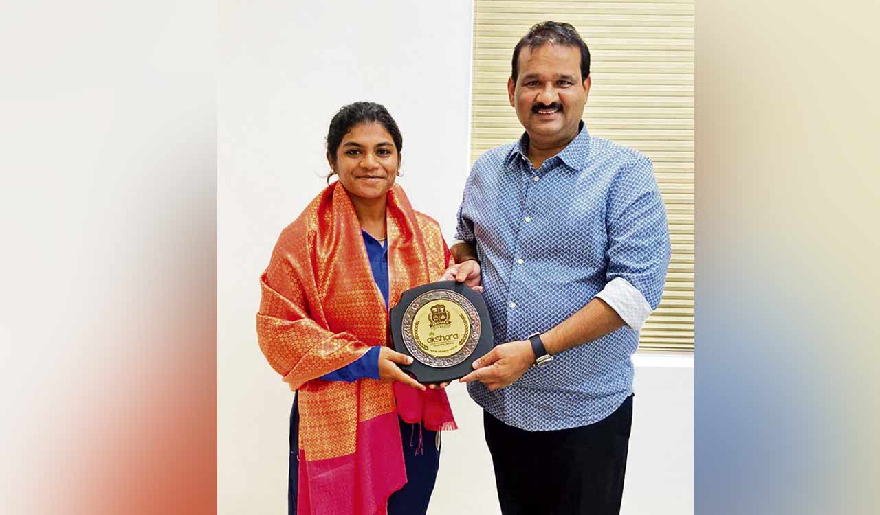 HCA president Jaganmohan Rao felicitates cricketer Trisha Poojita