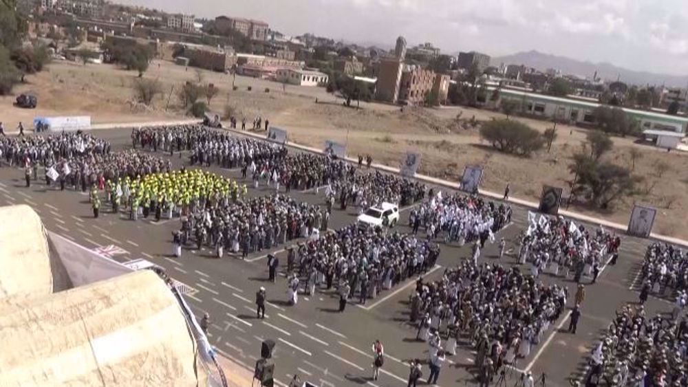 Hundreds of Yemenis hold military parade in Sanaa