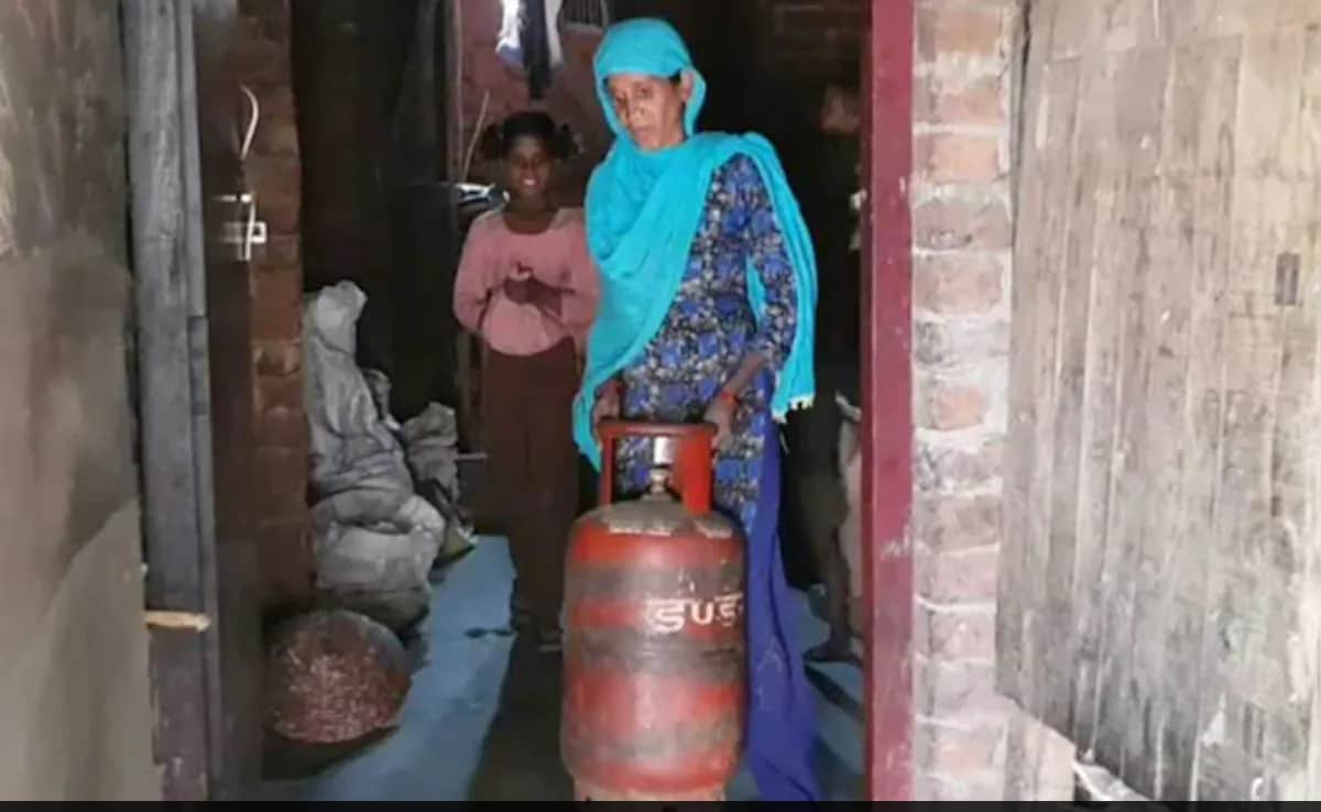 PM Modi Announces Rs 100 Cut In Cooking Gas Cylinder Prices On Women's Day