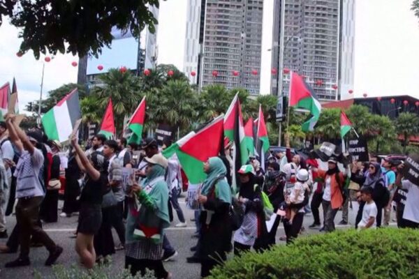 Hundreds rally in solidarity for Palestinians in Malaysia's city center