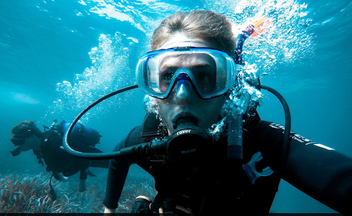 US Diver Recovers Hundreds Of Apple Watches, Warns About Watch Bands