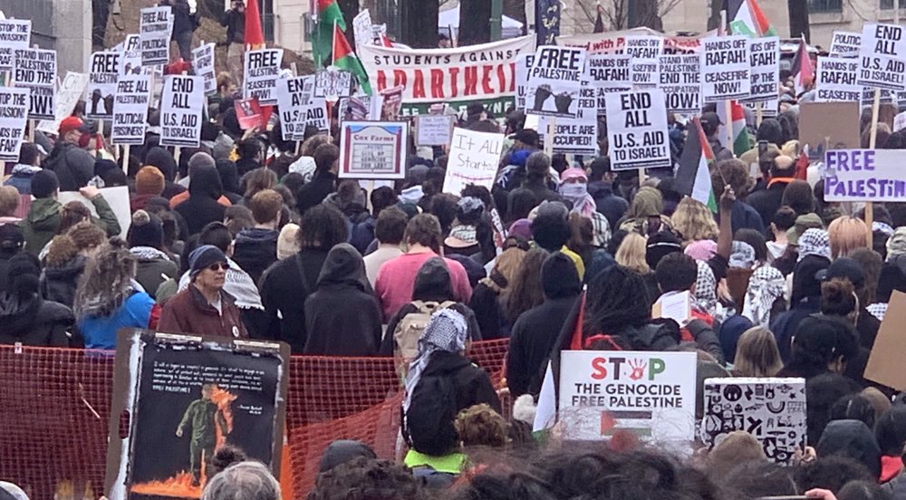 Hundreds blast war outside Israel embassy in Washington