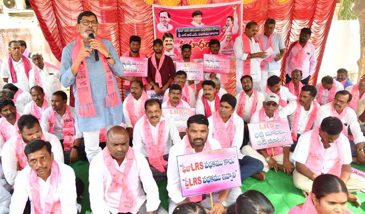 Karimnagar: BRS activists stage protests; demands TS govt to implement LRS free of cost