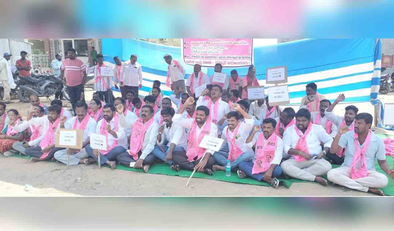 Mancherial: BRS cadre slams TS govt for levying charges on applicants of LRS