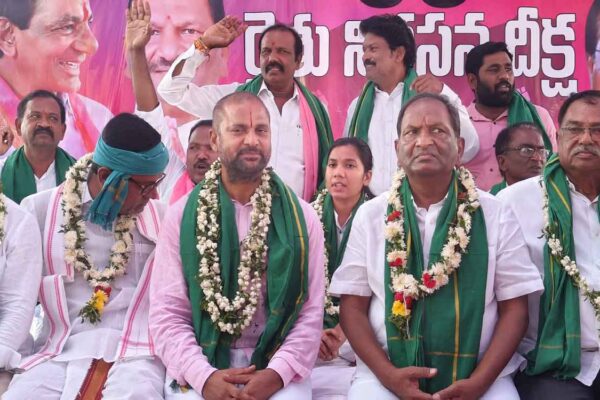 36 hours BRS ‘Rythu Nirasana Deeksha’ begins in Peddapalli