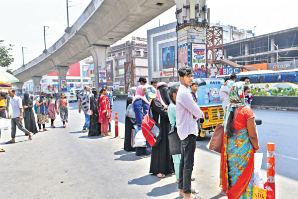 Hyderabad: Lack of bus shelters hits commuters hard