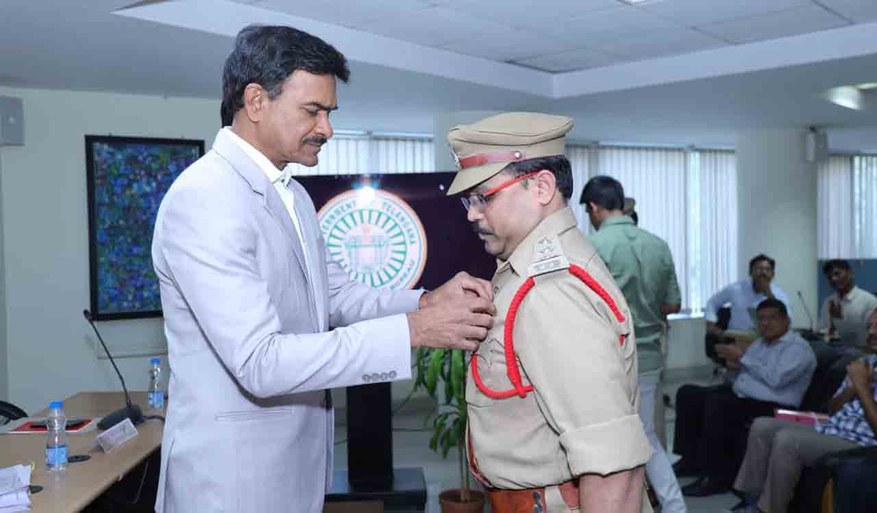 Hyderabad: CV Anand presents medals to ACB personnel