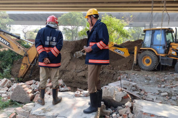 Confusion over who fell in Delhi borewell, NDRF digs parallel