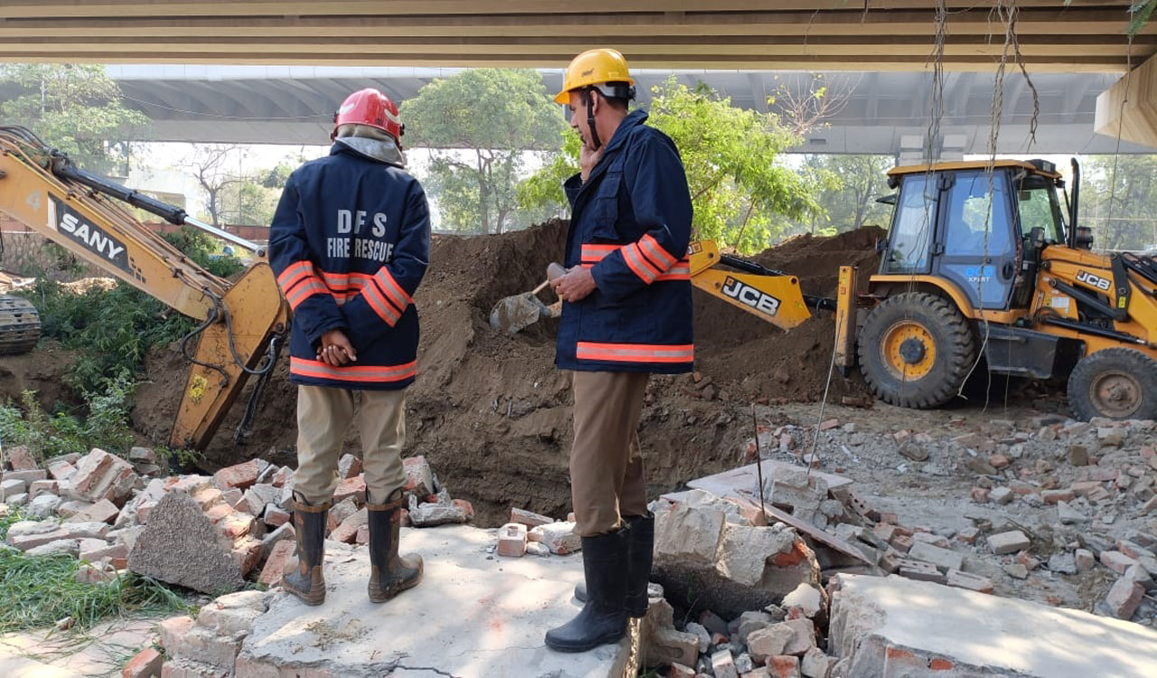 Confusion over who fell in Delhi borewell, NDRF digs parallel