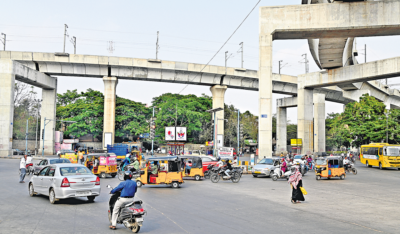 Hyderabad: Utter chaos reigns at this crossroads