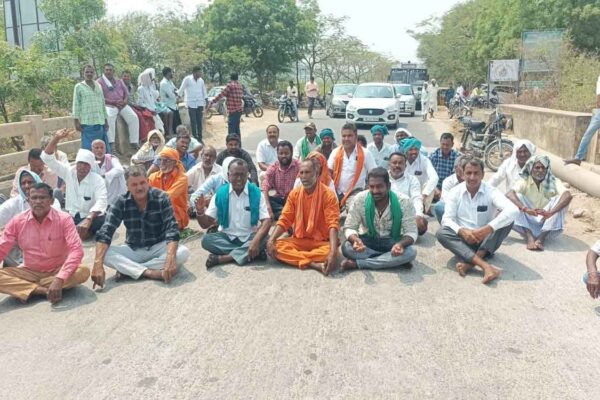 Farmers stage protest for flood flow canal water in Jagtial