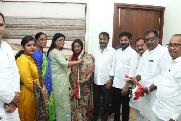 Hyderabad Mayor Gadwal Vijayalaxmi joins Congress