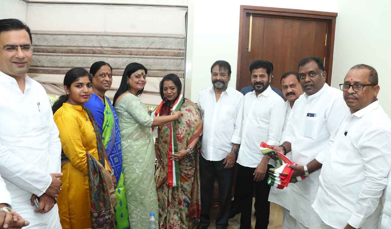 Hyderabad Mayor Gadwal Vijayalaxmi joins Congress