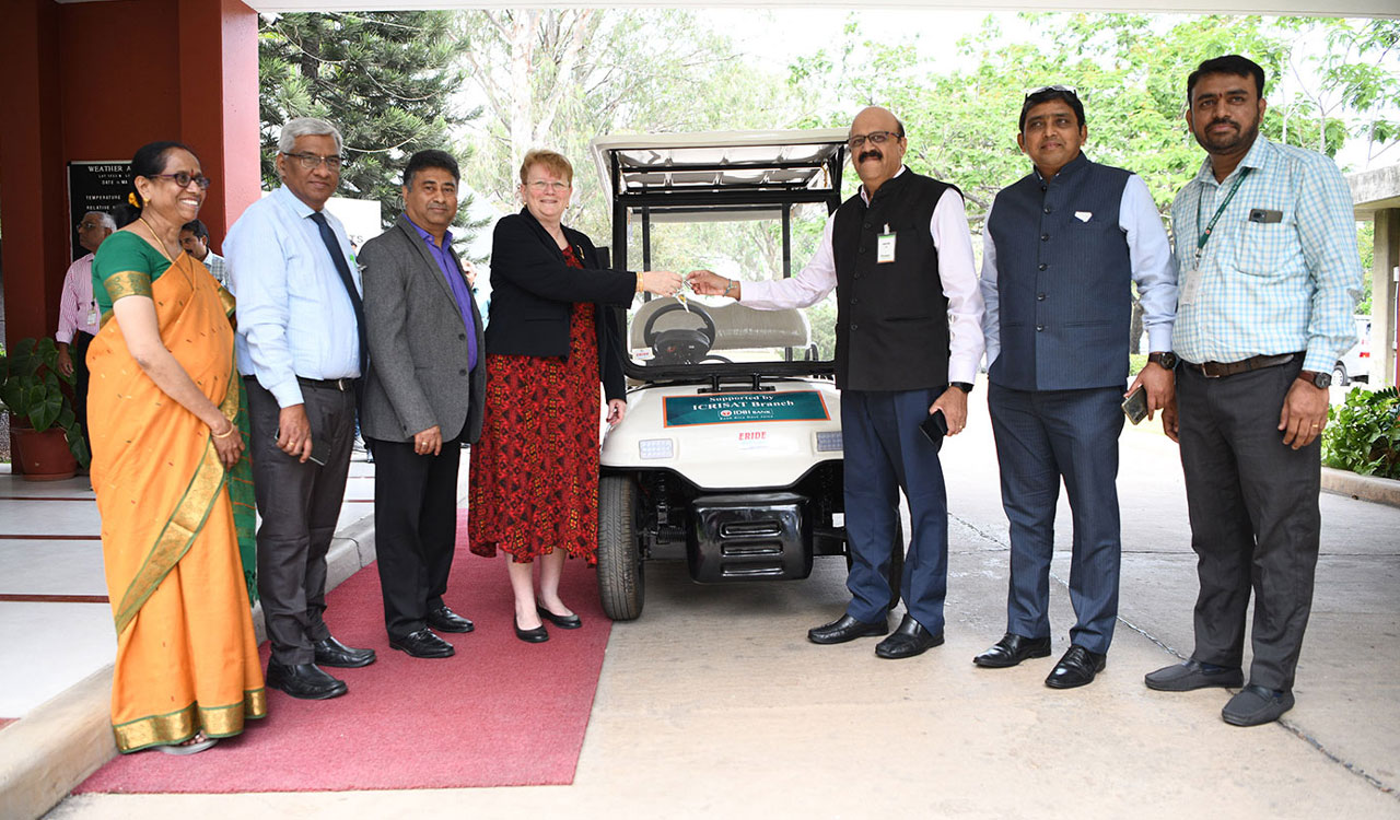 Telangana: IDBI Bank presents two electric buggies to ICRISAT