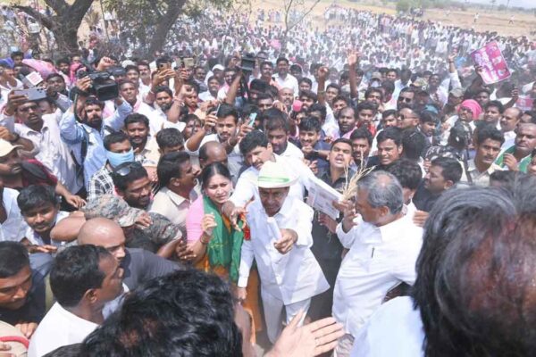 KCR reaches out to farmers, promises to fight for them