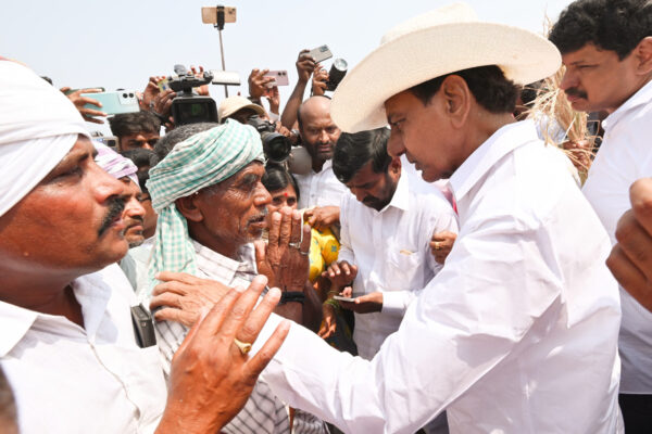 Inefficient, incompetent Govt has driven 200 farmers to suicide, says KCR