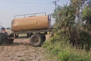Karimnagar: Farmer safeguards crops by filling agricultural well with water tankers