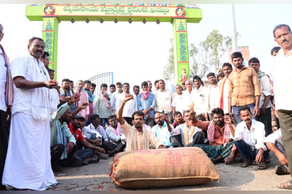 Khammam: Chilli farmers on agitation path over falling prices