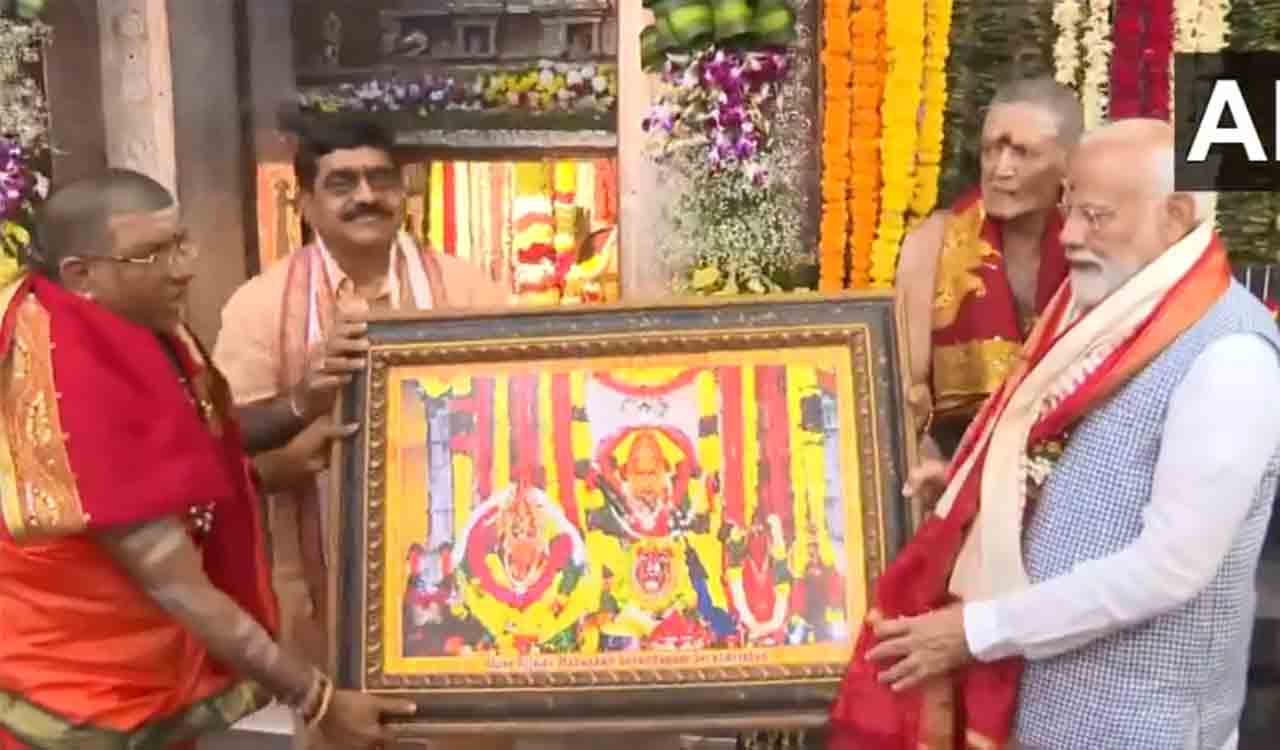 Modi offers prayers at Ujjaini Mahankali Temple in Secunderabad