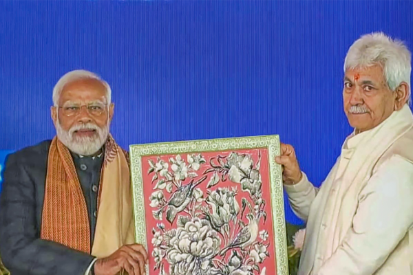 PM Modi meets local entrepreneurs, craftsmen in Srinagar